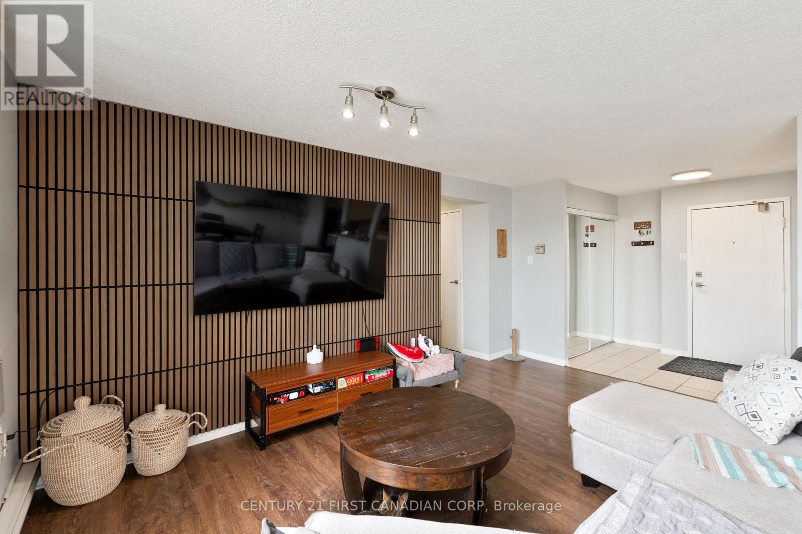#801 127 BELMONT DRIVE - 18