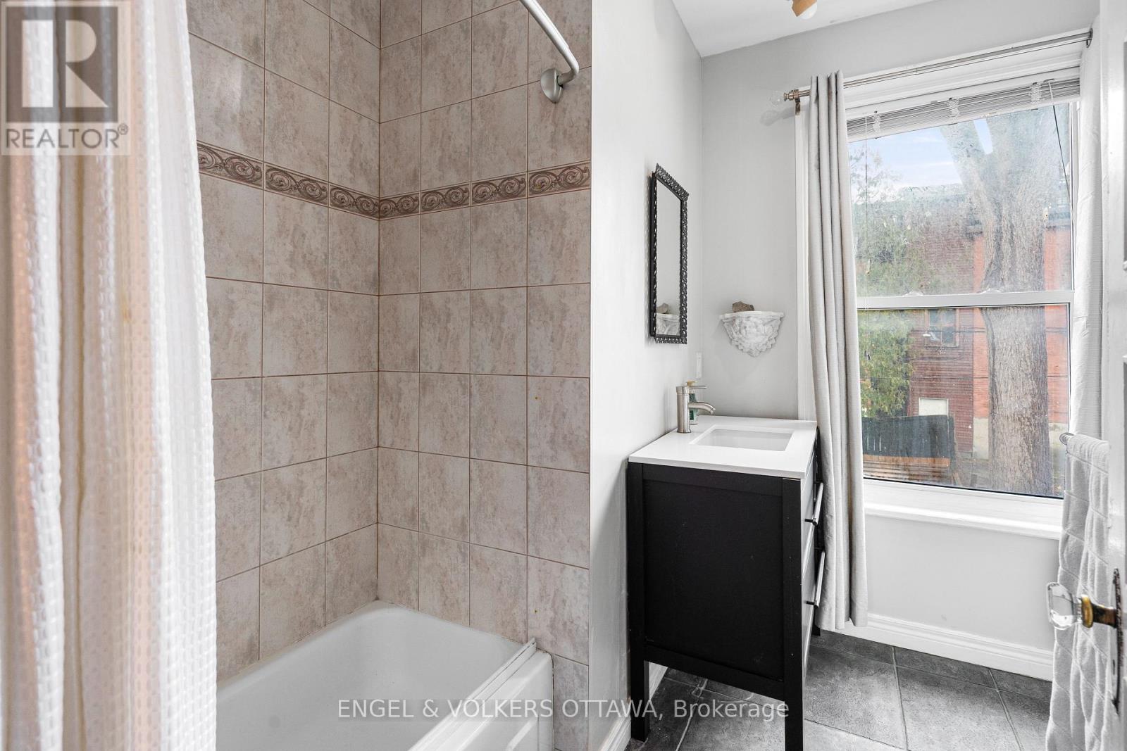553 GILMOUR STREET — photo 34