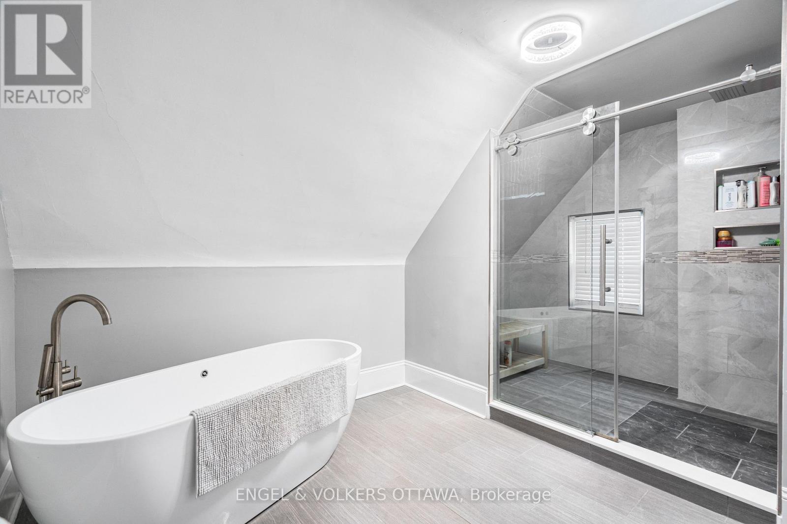 553 GILMOUR STREET — photo 44
