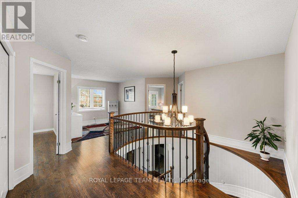8 THUNDERBIRD CRESCENT - 21