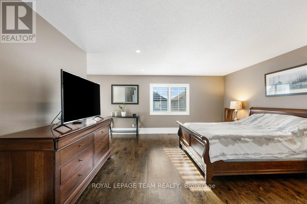 8 THUNDERBIRD CRESCENT - 22