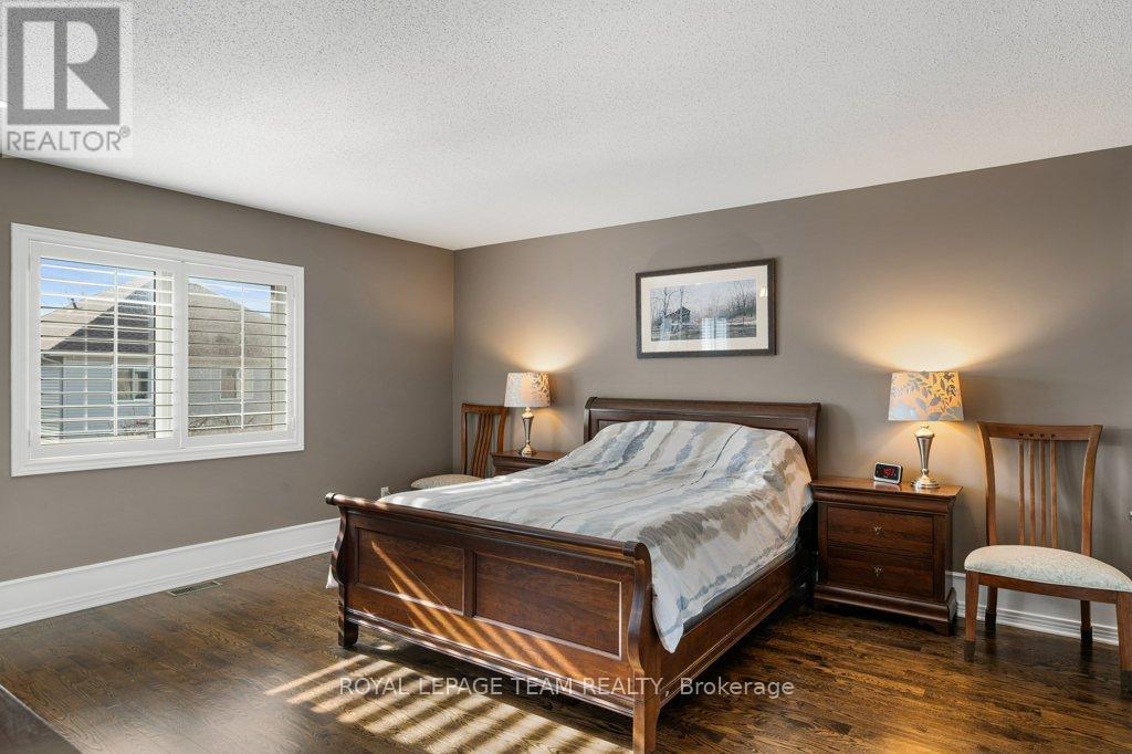 8 THUNDERBIRD CRESCENT - 23