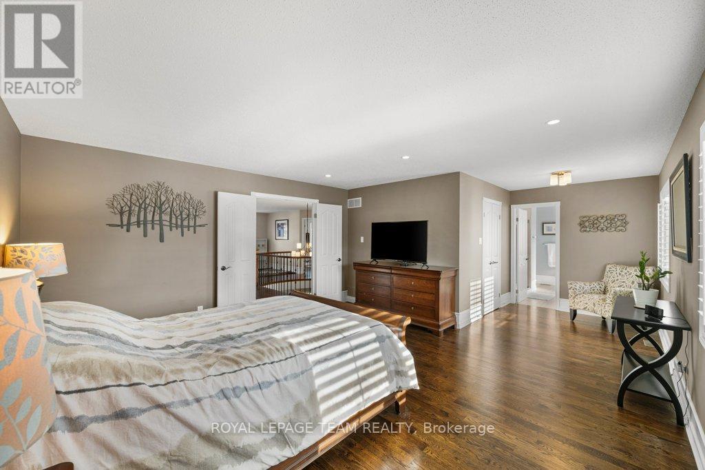 8 THUNDERBIRD CRESCENT - 24