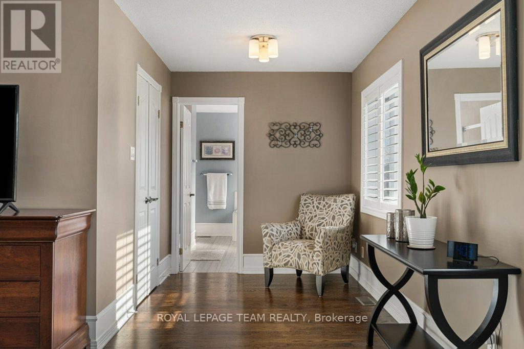 8 THUNDERBIRD CRESCENT - 25