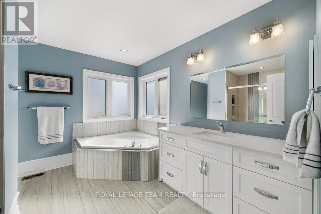 8 THUNDERBIRD CRESCENT - 26