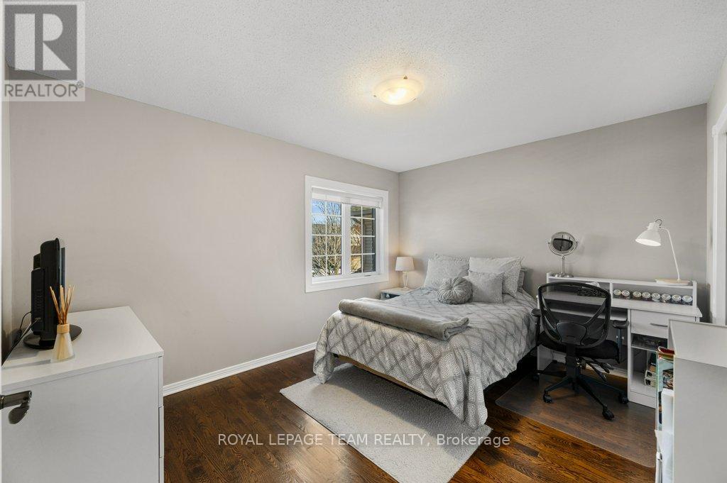 8 THUNDERBIRD CRESCENT - 30