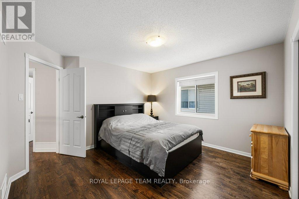 8 THUNDERBIRD CRESCENT - 32