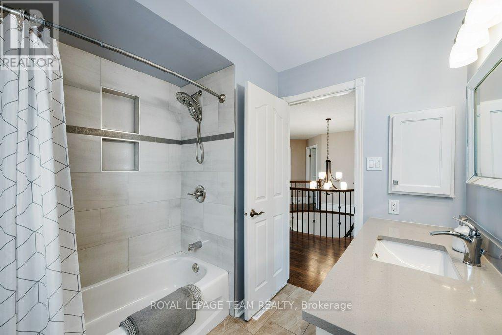8 THUNDERBIRD CRESCENT - 34