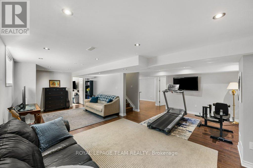 8 THUNDERBIRD CRESCENT - 36
