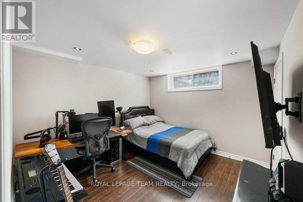 8 THUNDERBIRD CRESCENT - 37