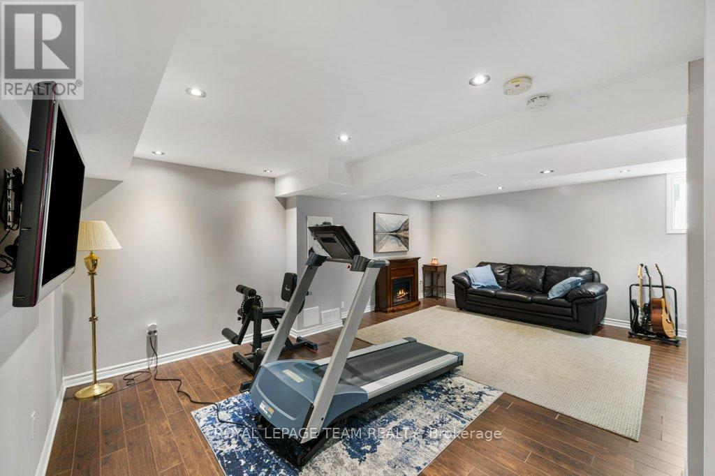 8 THUNDERBIRD CRESCENT - 39