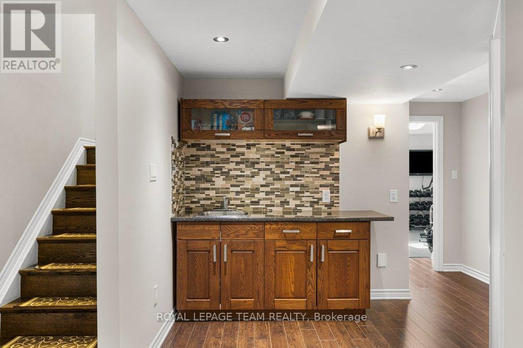 8 THUNDERBIRD CRESCENT - 40