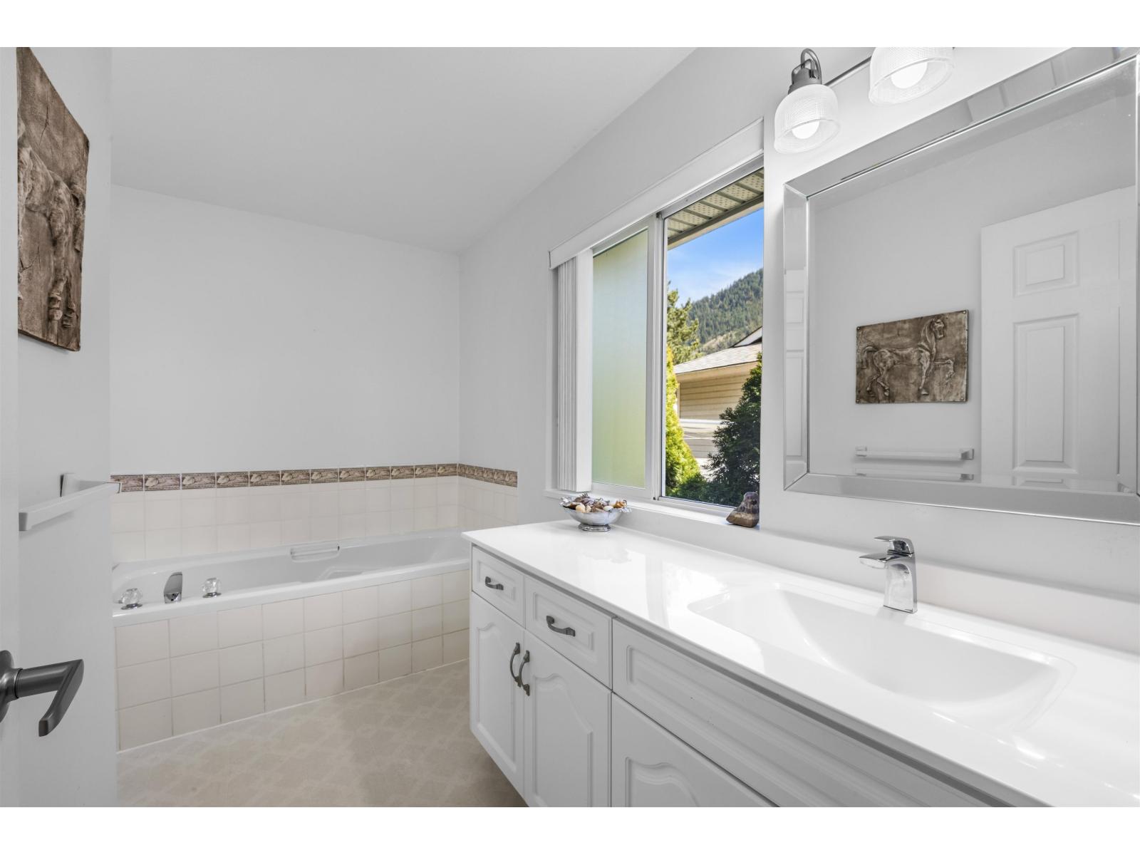 321 CHESTNUT AVENUE, Harrison Hot Springs, Harrison Hot Springs