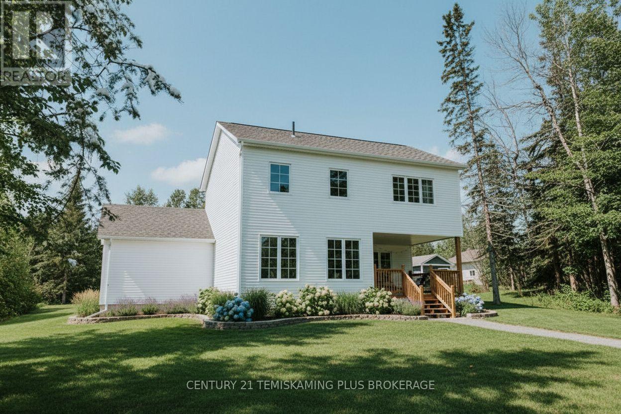 272 COSMAN CRESCENT — photo 37