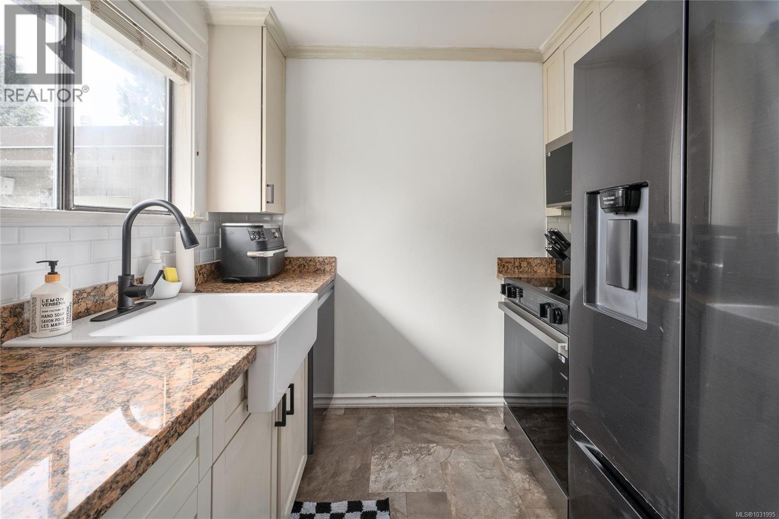 #41 25 PRYDE AVE - 7