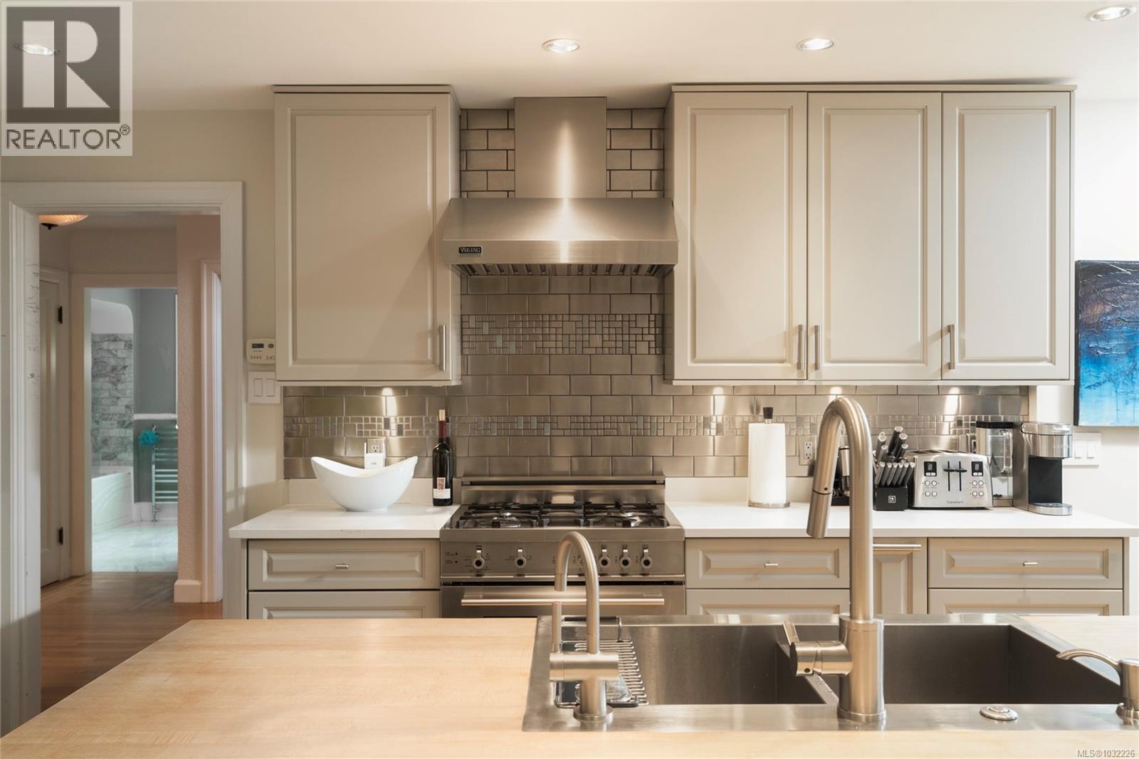 2741 DUFFERIN AVE - 6