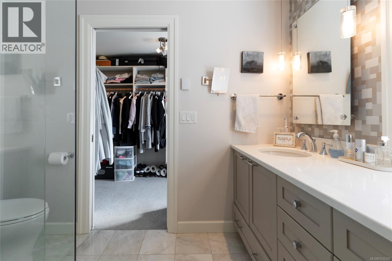 2741 DUFFERIN AVE - 17