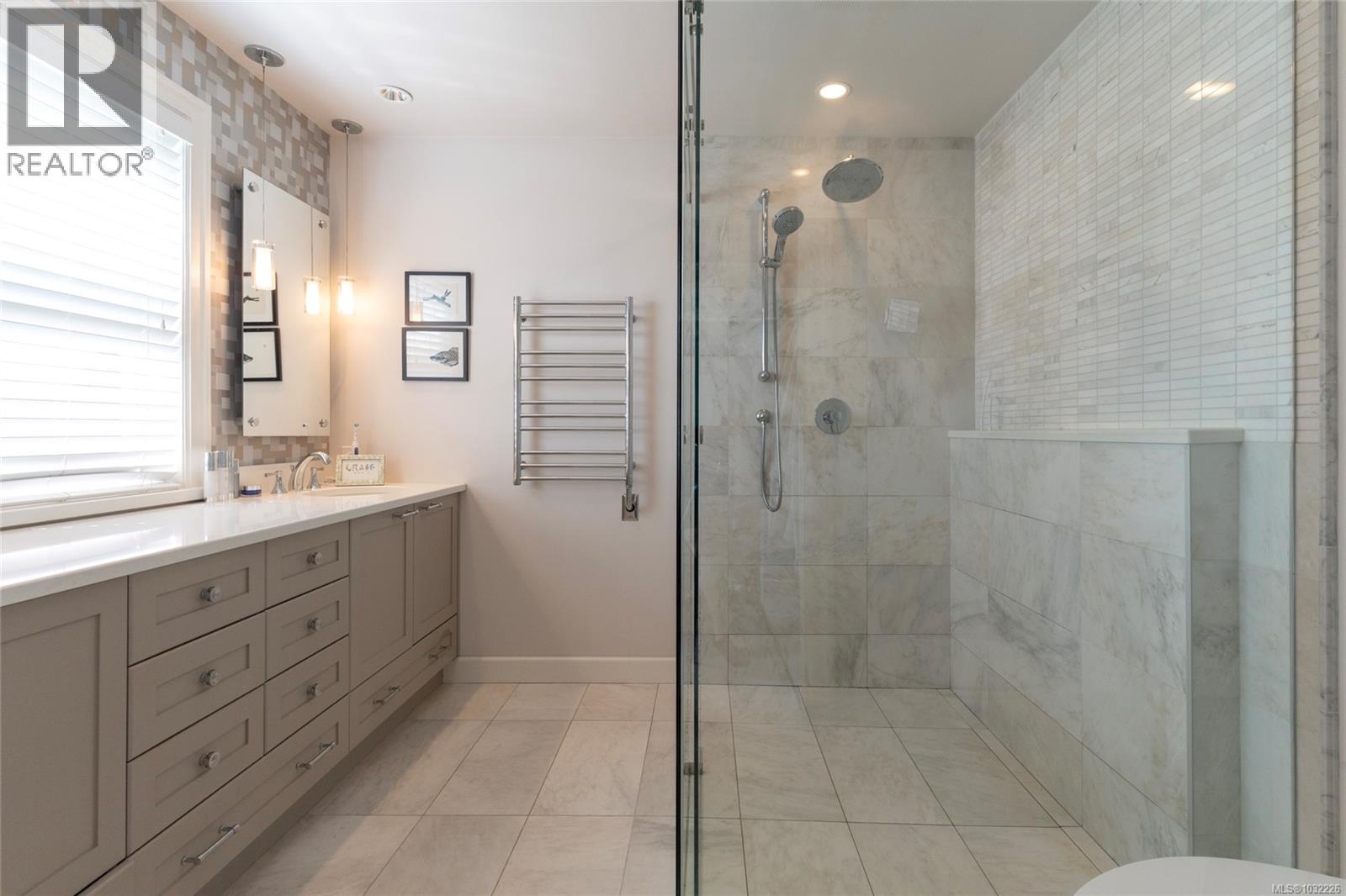 2741 DUFFERIN AVE - 18