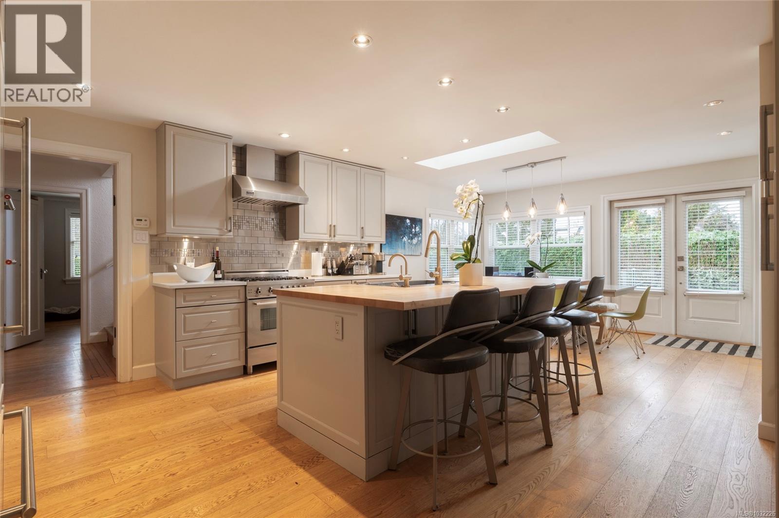 2741 DUFFERIN AVE - 5