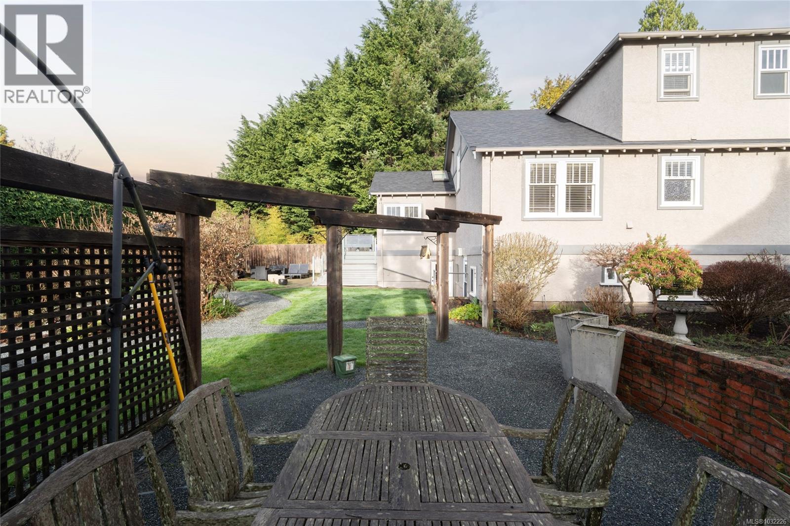 2741 DUFFERIN AVE - 38