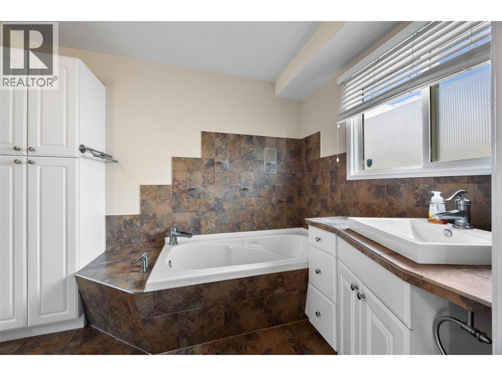 1825 PARKCREST AVENUE - 12