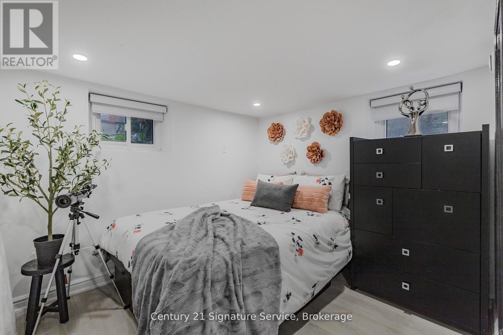 33 MCINTOSH AVENUE - 21