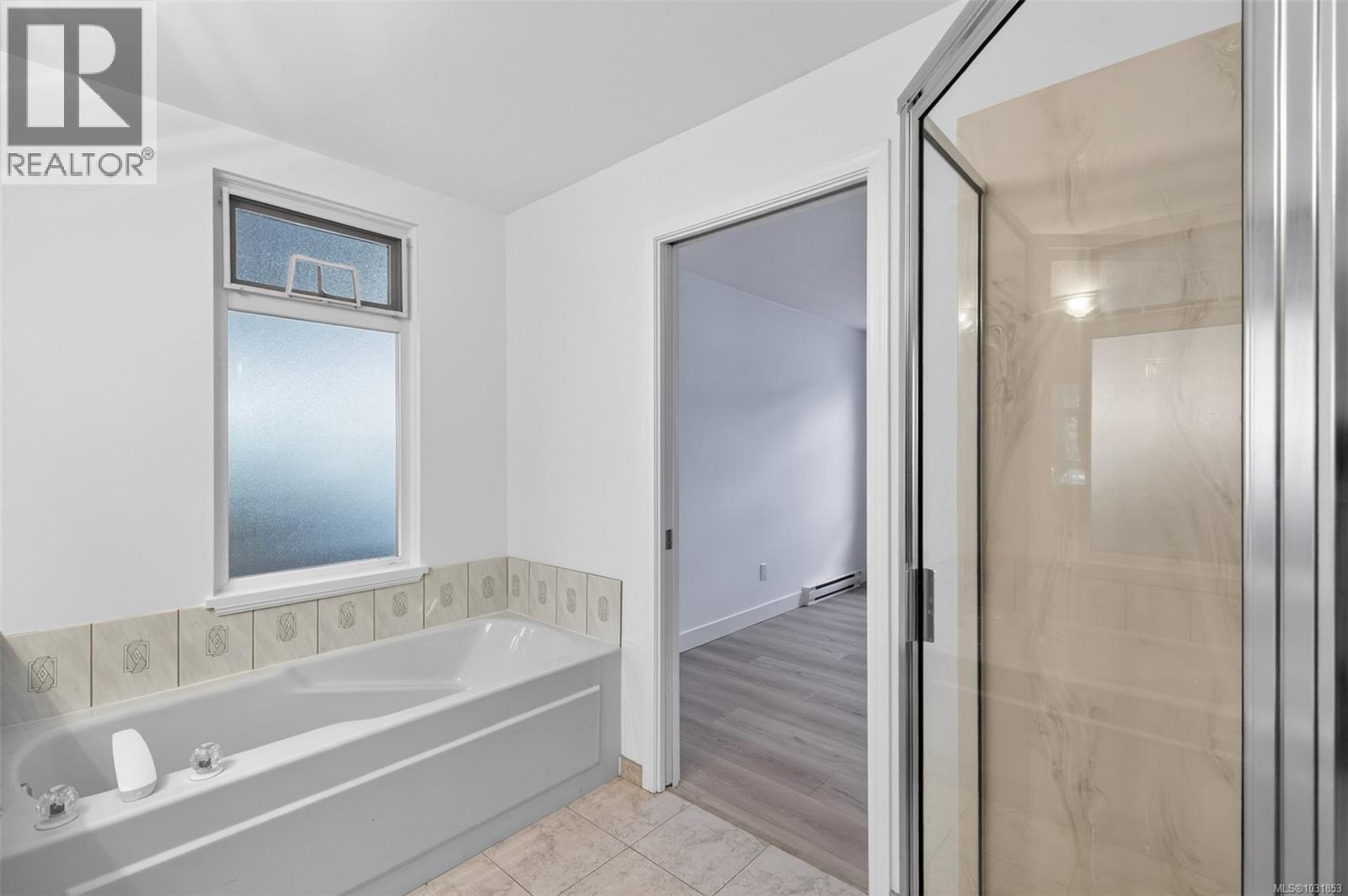 #206 5110 CORDOVA BAY RD - 38