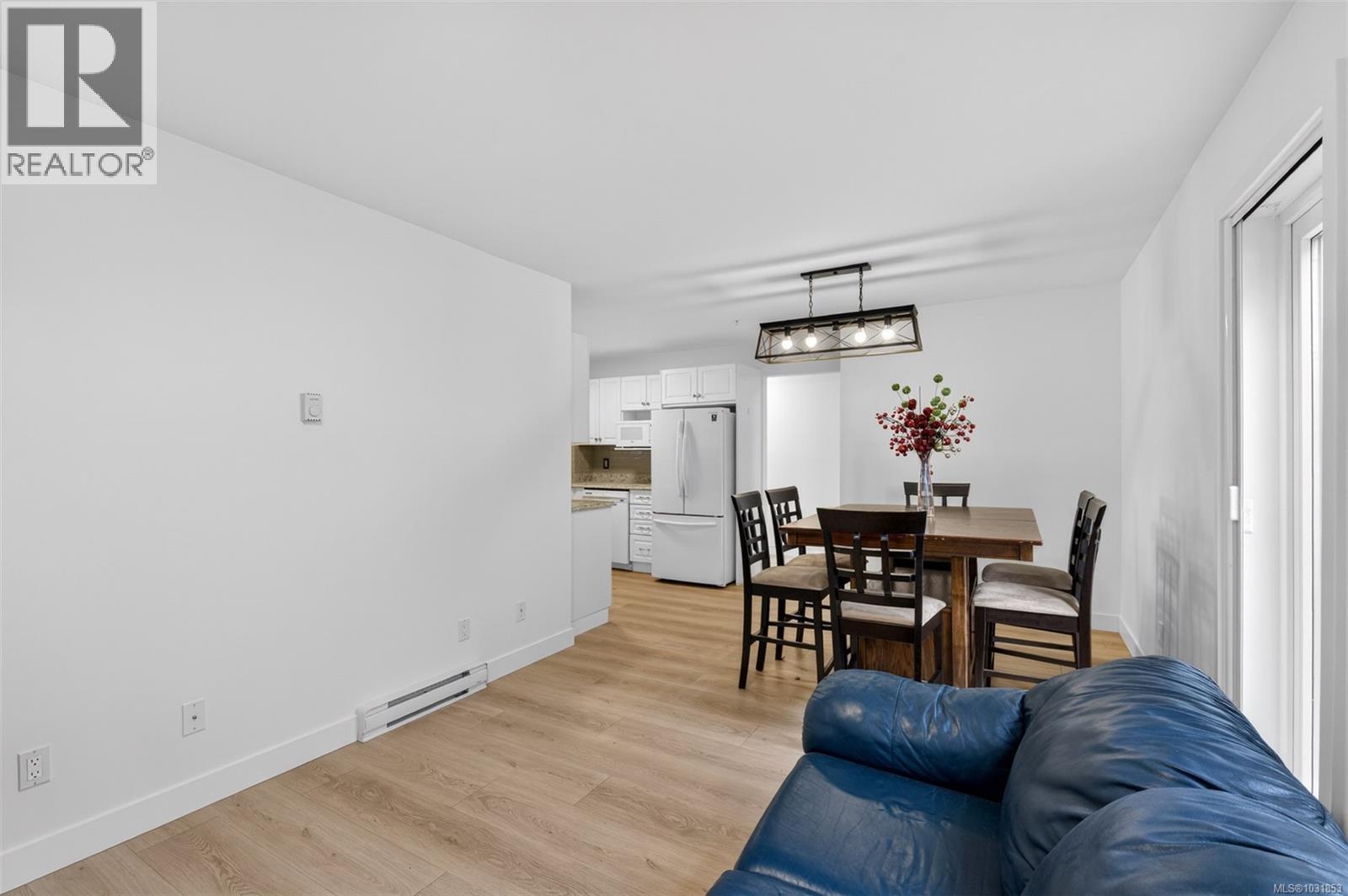 #206 5110 CORDOVA BAY RD - 28