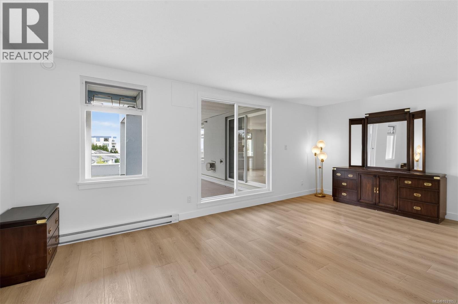 #206 5110 CORDOVA BAY RD - 31