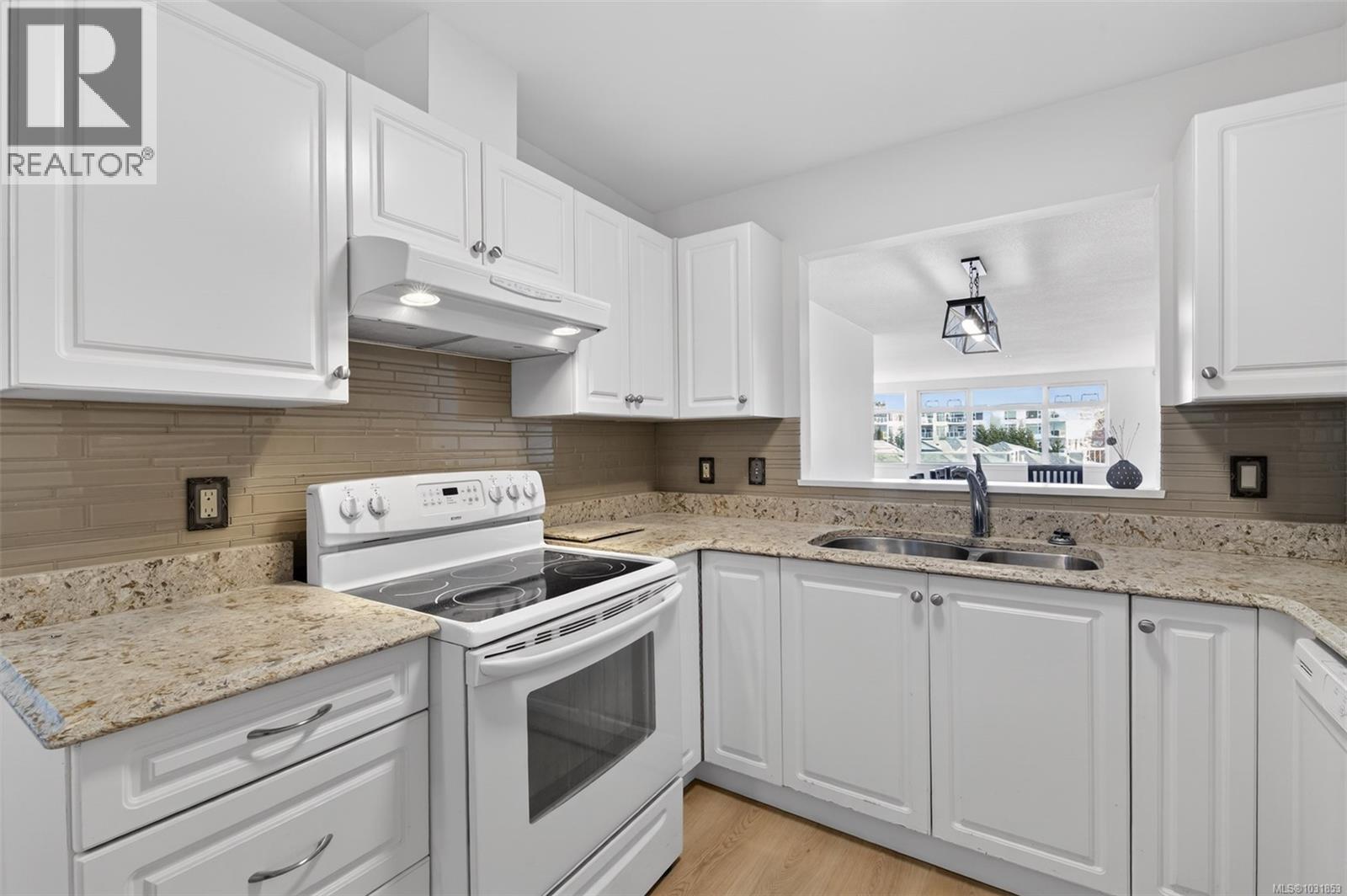 #206 5110 Cordova Bay Rd - 25