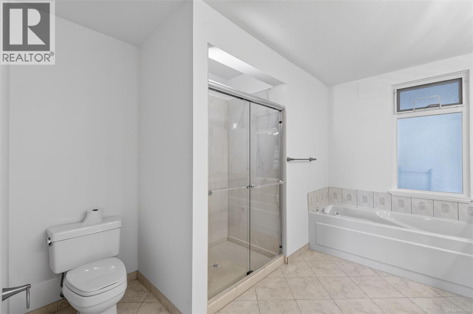 #206 5110 CORDOVA BAY RD - 33