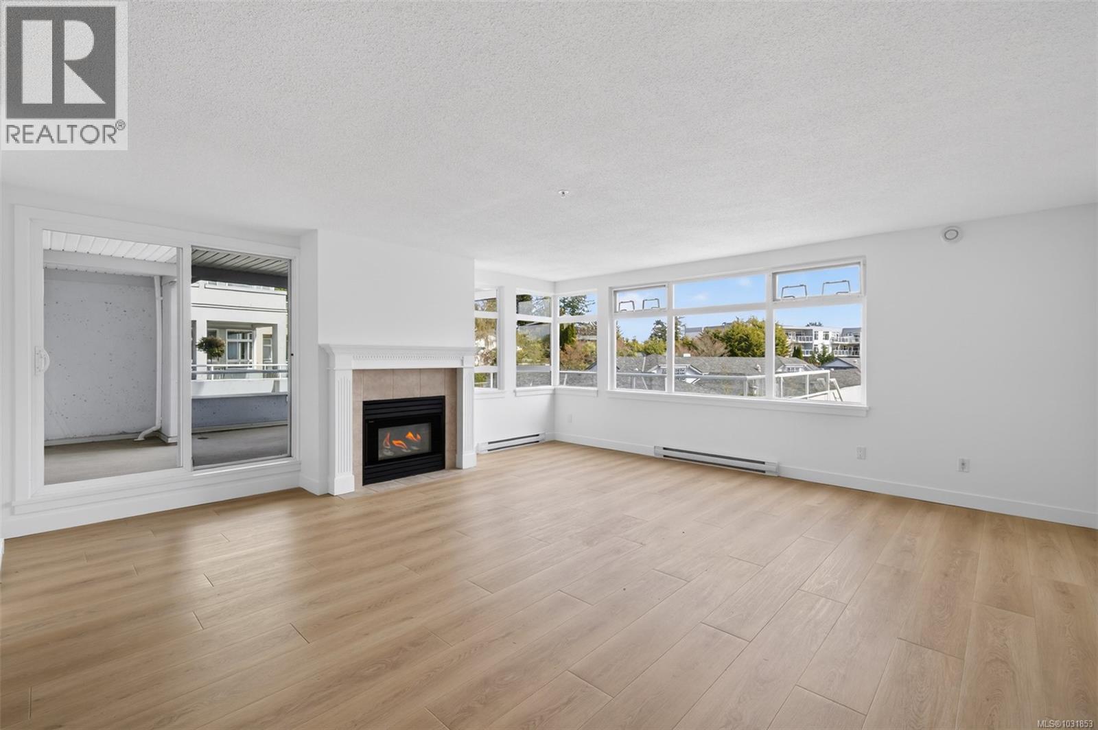 #206 5110 CORDOVA BAY RD - 15