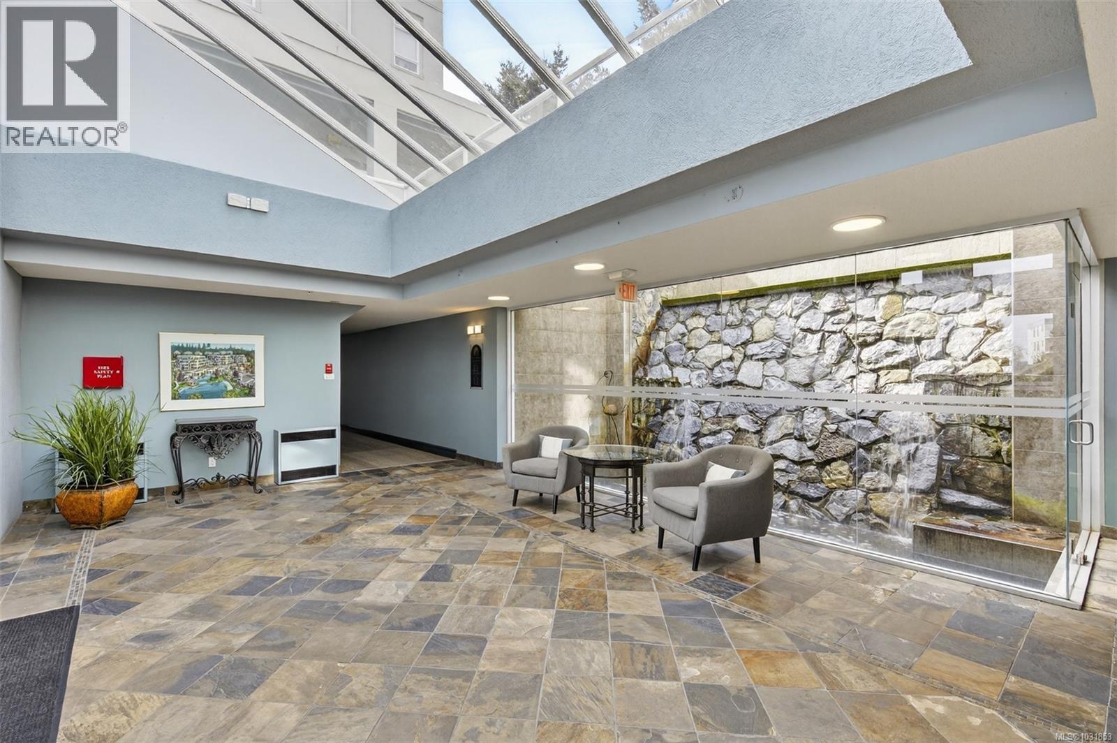 #206 5110 Cordova Bay Rd - 12