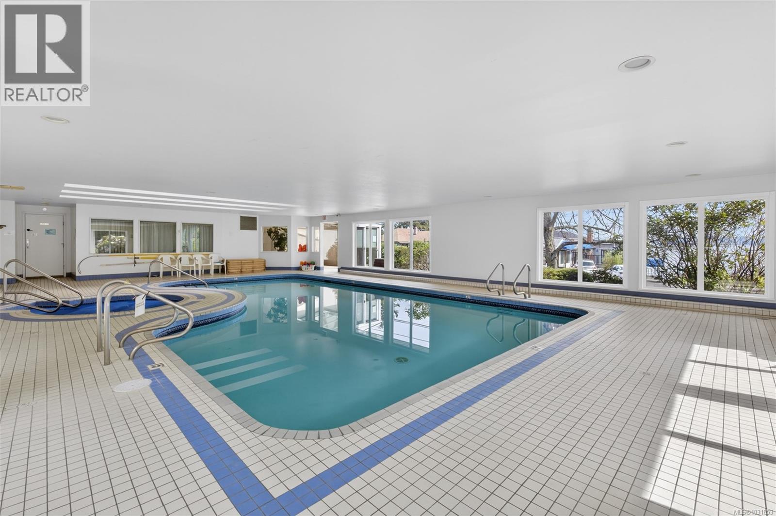 #206 5110 CORDOVA BAY RD - 48