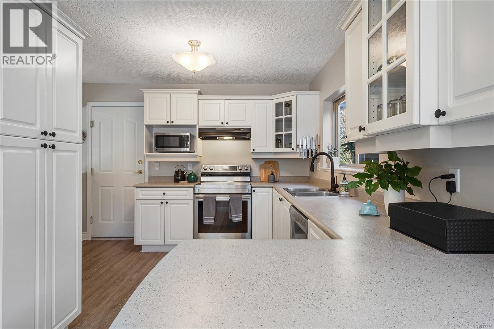 #5 1809 MCKENZIE AVE - 12