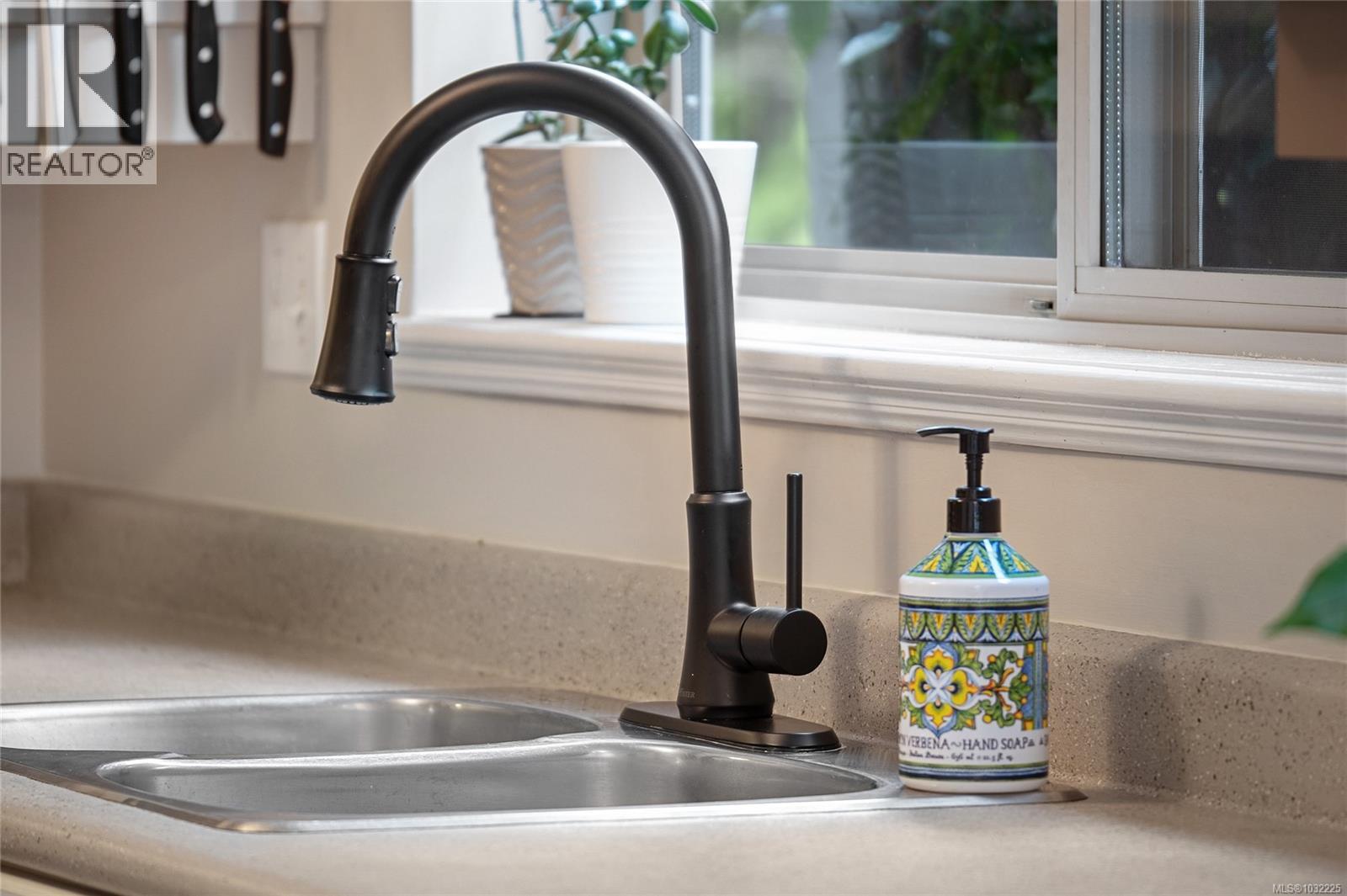 #5 1809 MCKENZIE AVE - 13