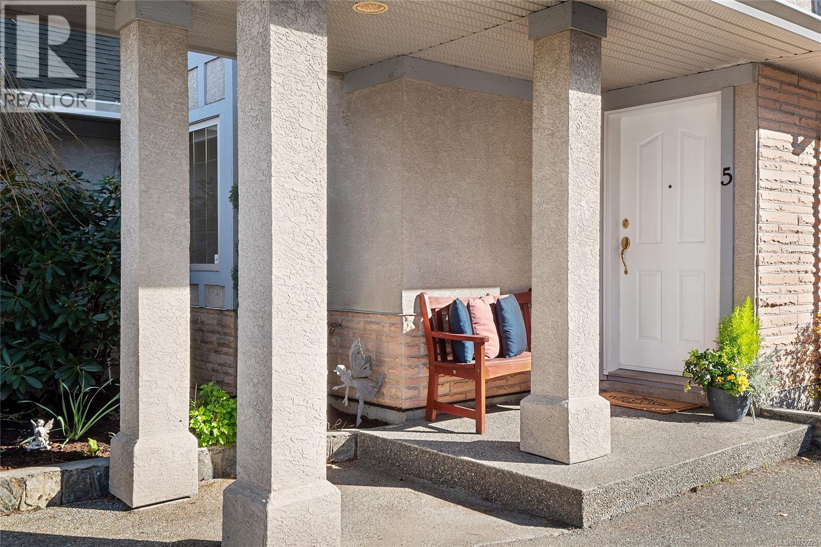 #5 1809 MCKENZIE AVE - 38