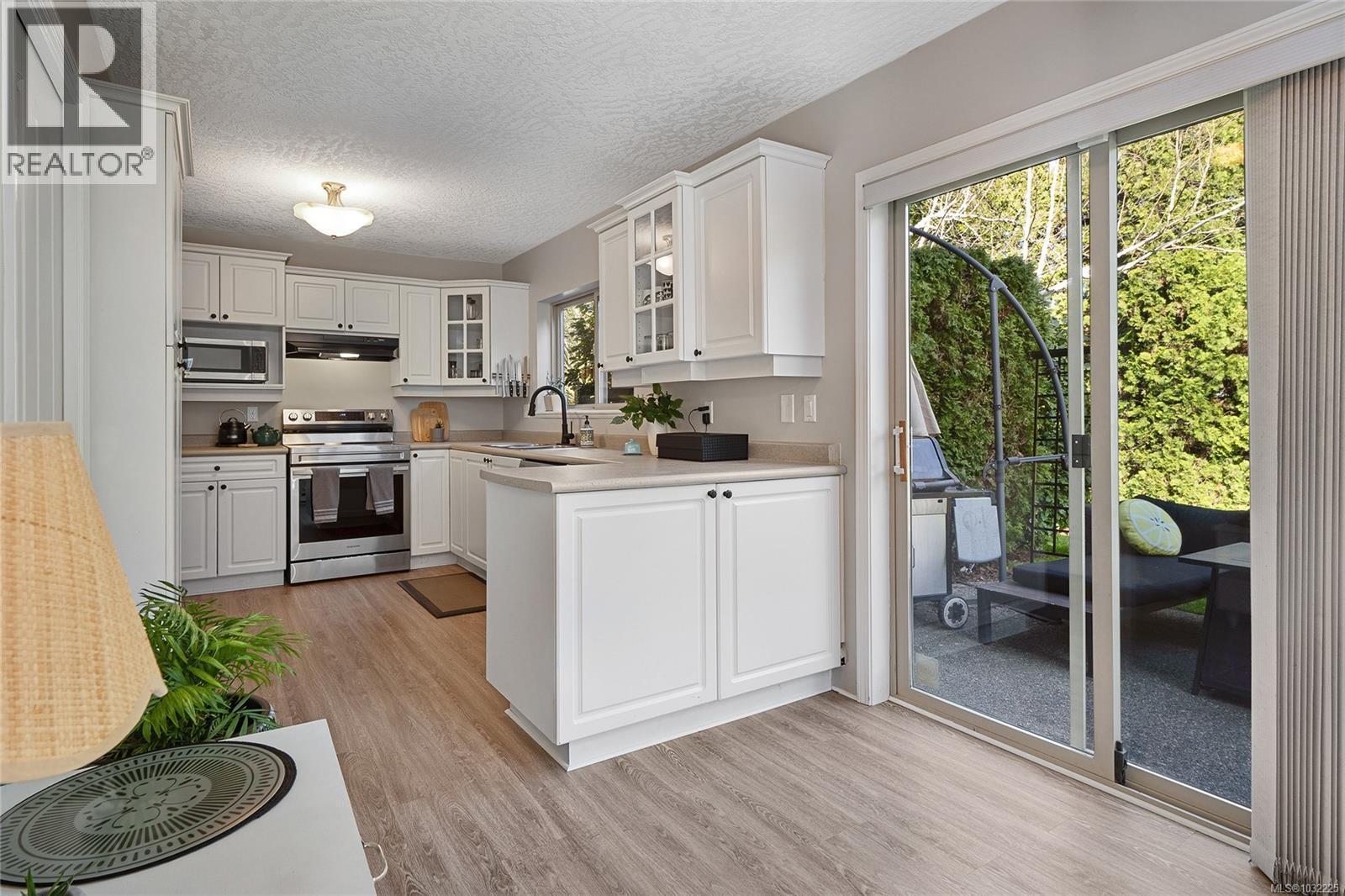 #5 1809 MCKENZIE AVE - 16