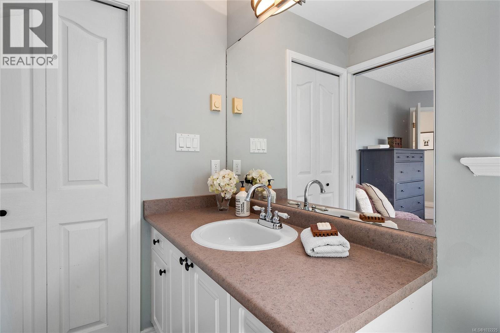 #5 1809 MCKENZIE AVE - 27