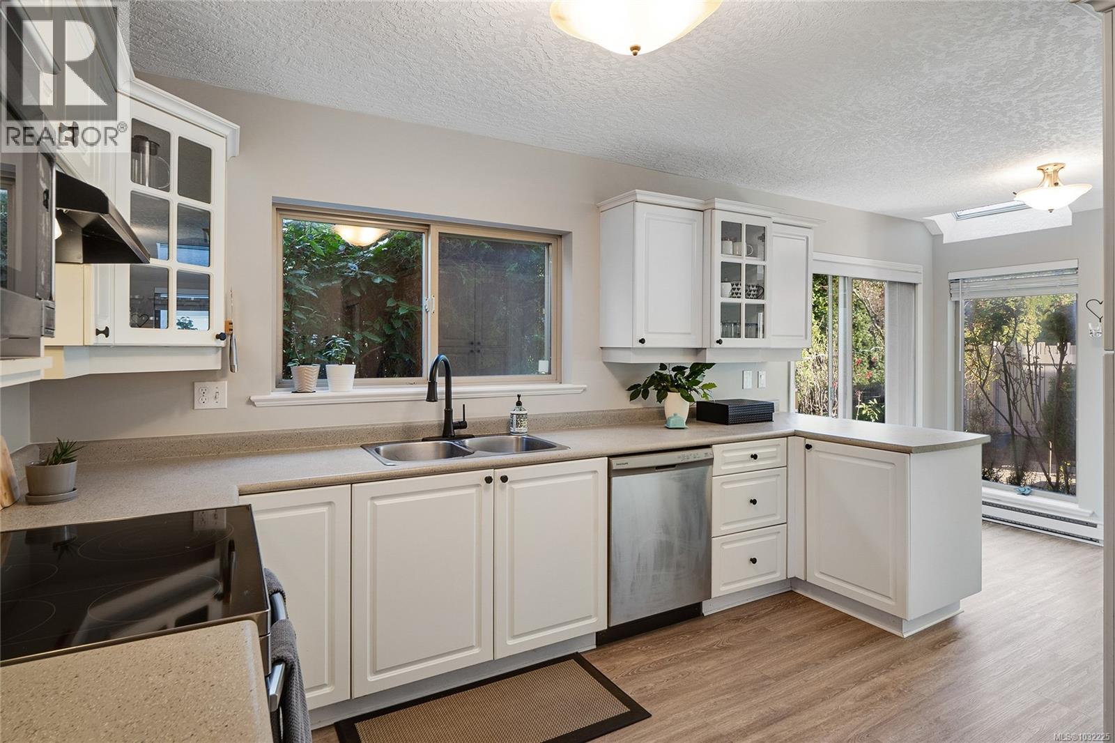 #5 1809 MCKENZIE AVE - 14