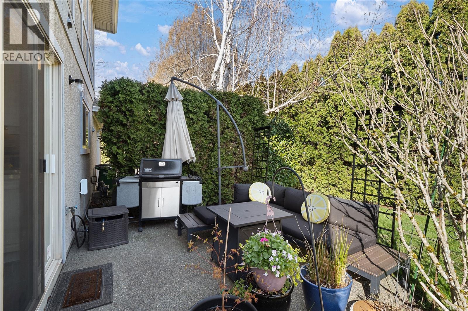 #5 1809 MCKENZIE AVE - 36