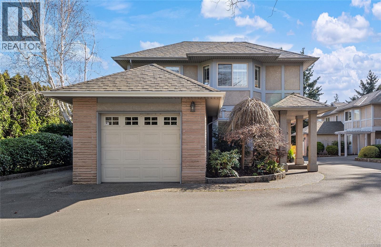 #5 1809 MCKENZIE AVE - 45