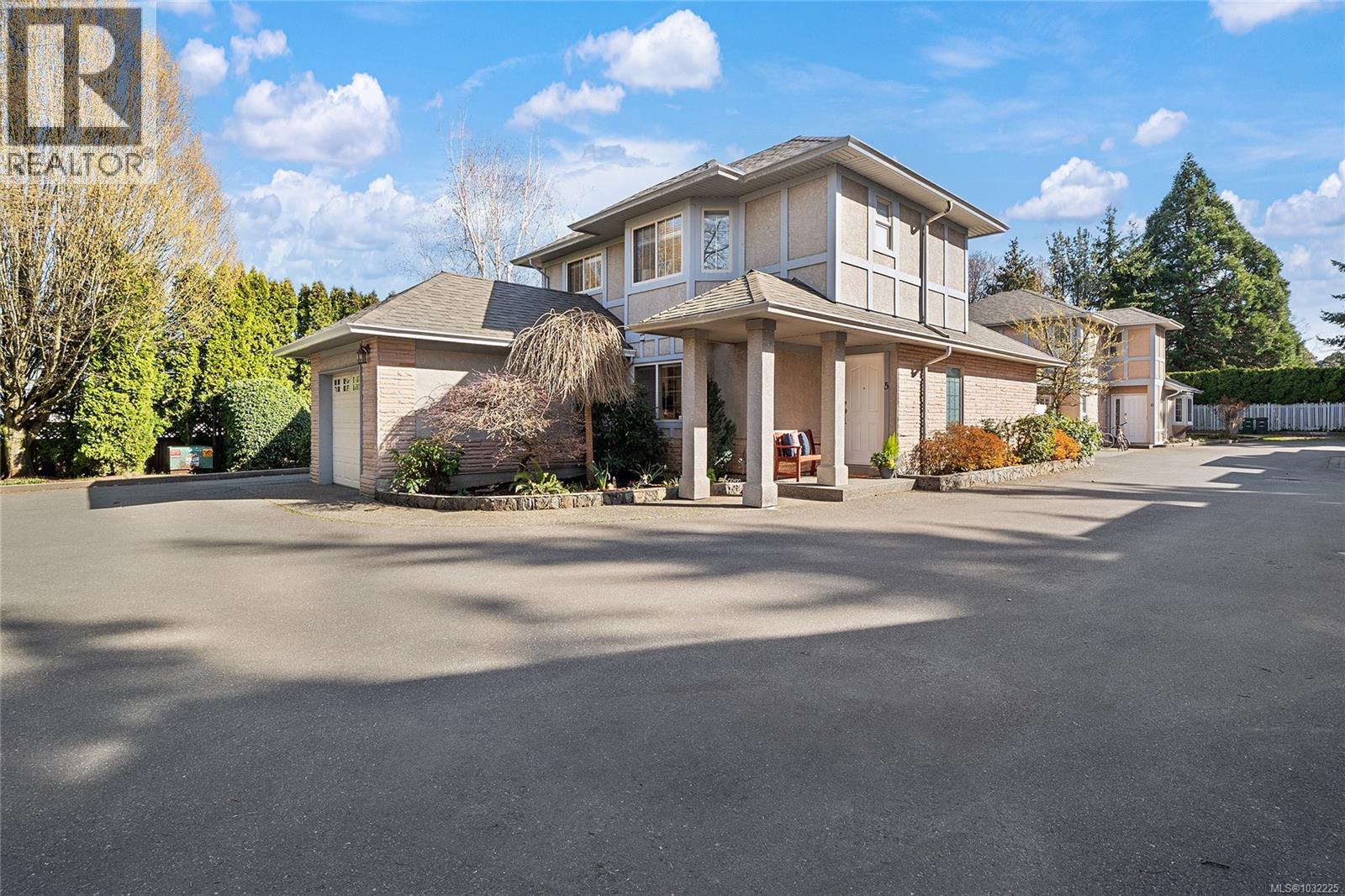 #5 1809 MCKENZIE AVE - 47