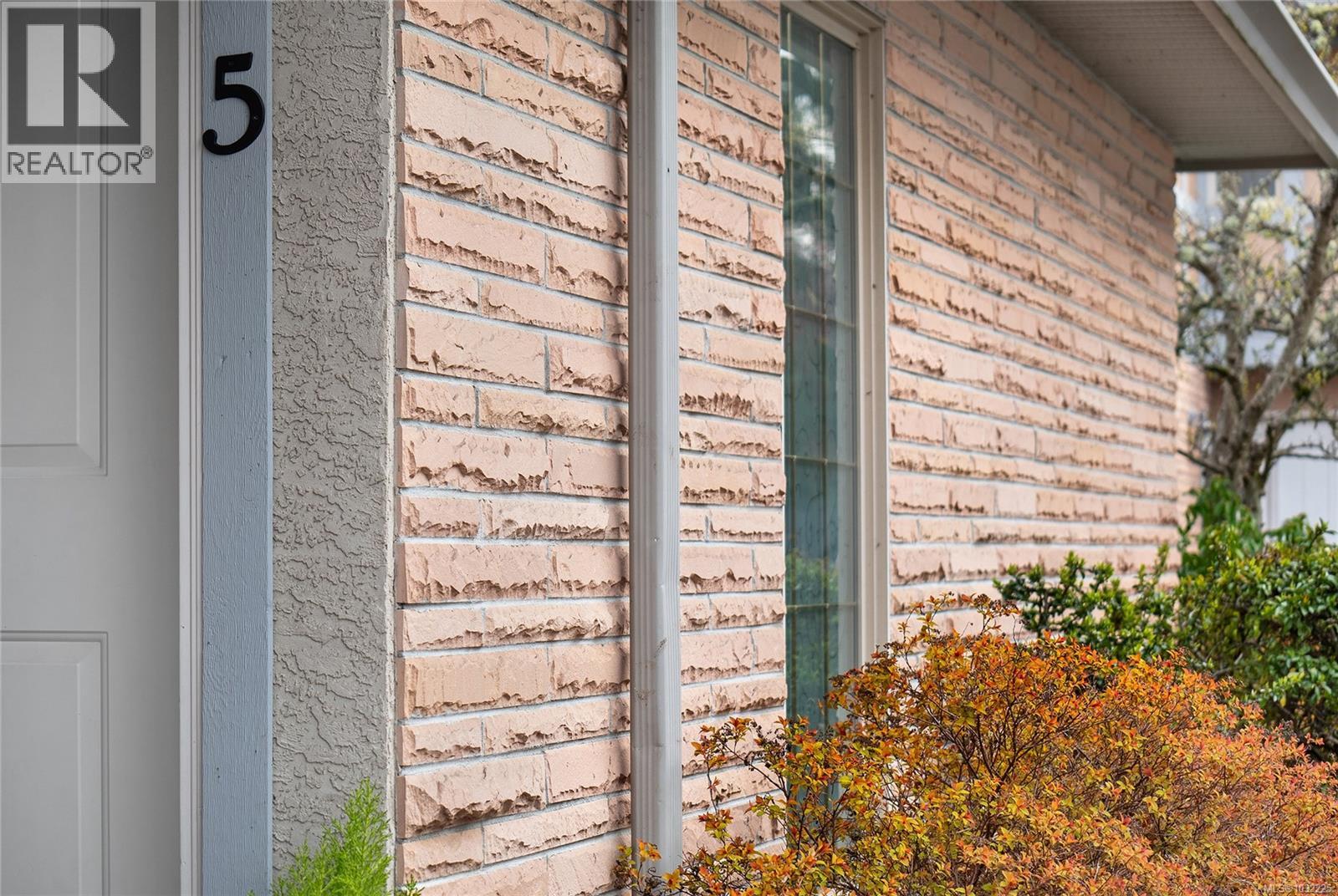 #5 1809 MCKENZIE AVE - 46