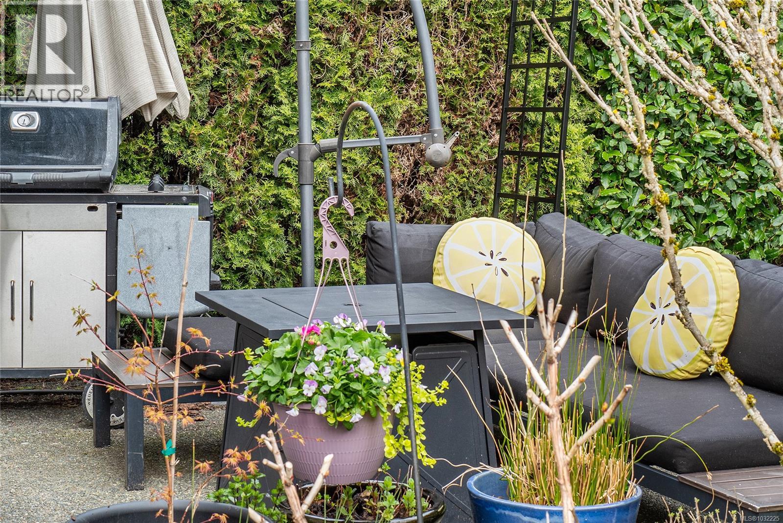 #5 1809 MCKENZIE AVE - 32