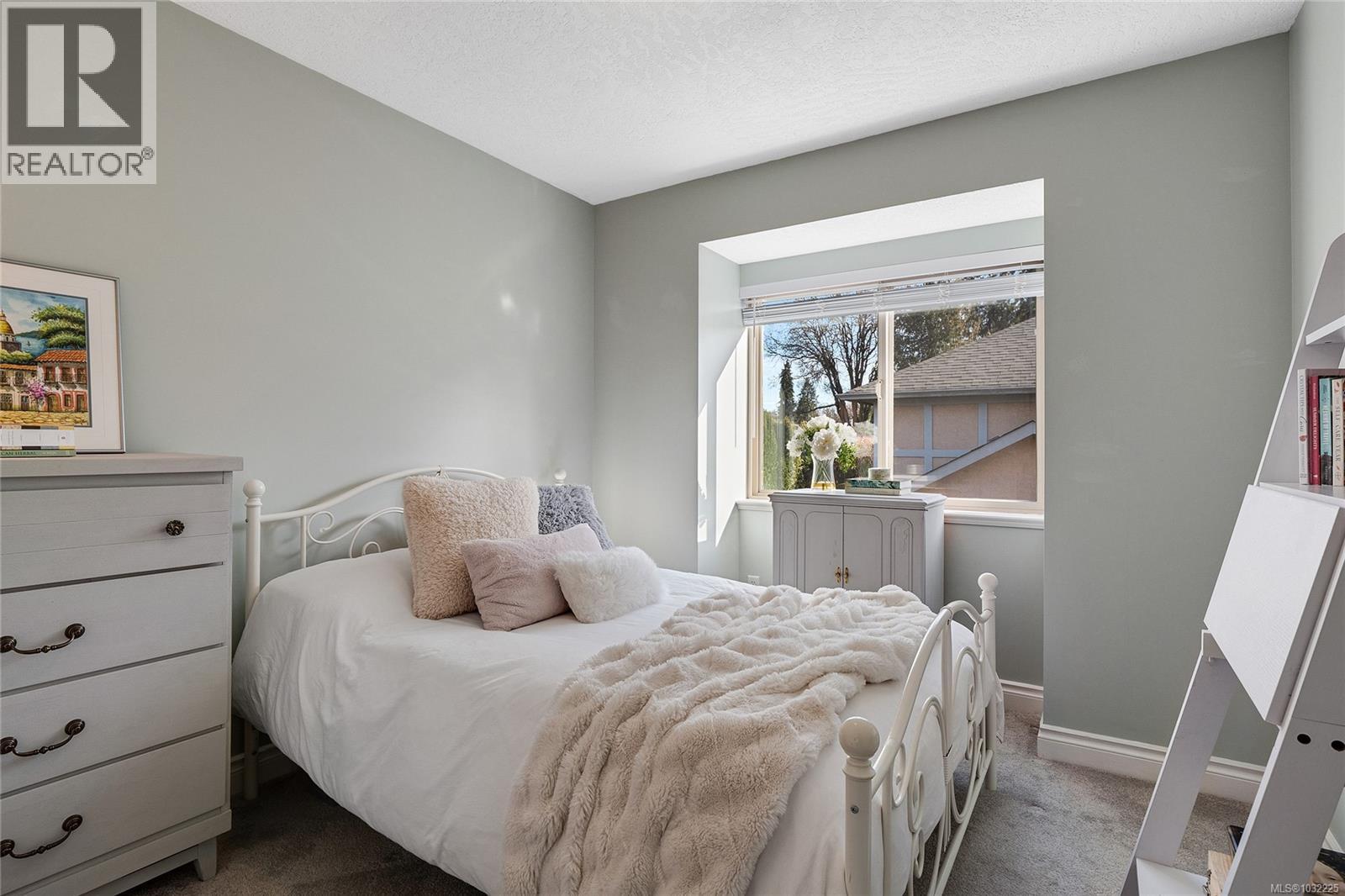 #5 1809 MCKENZIE AVE - 28