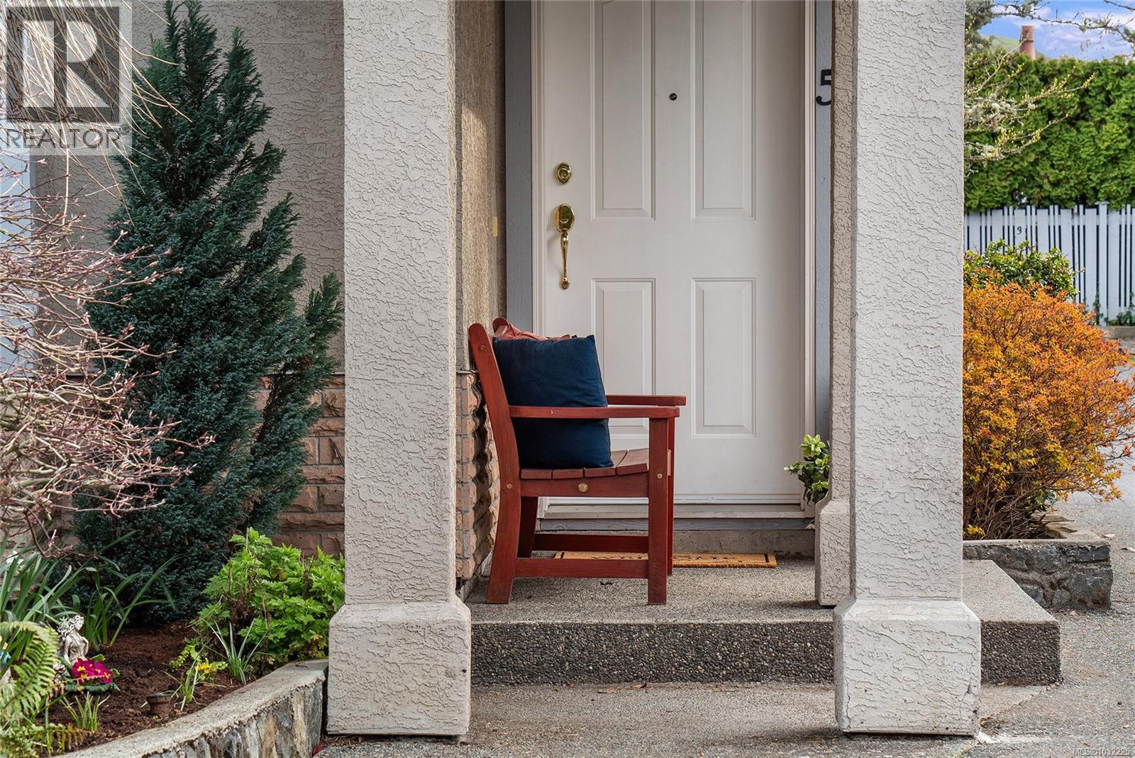 #5 1809 MCKENZIE AVE - 42