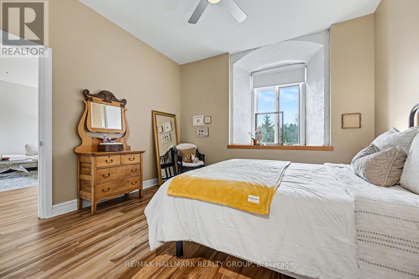 #206 1 ROSAMOND STREET E - 11