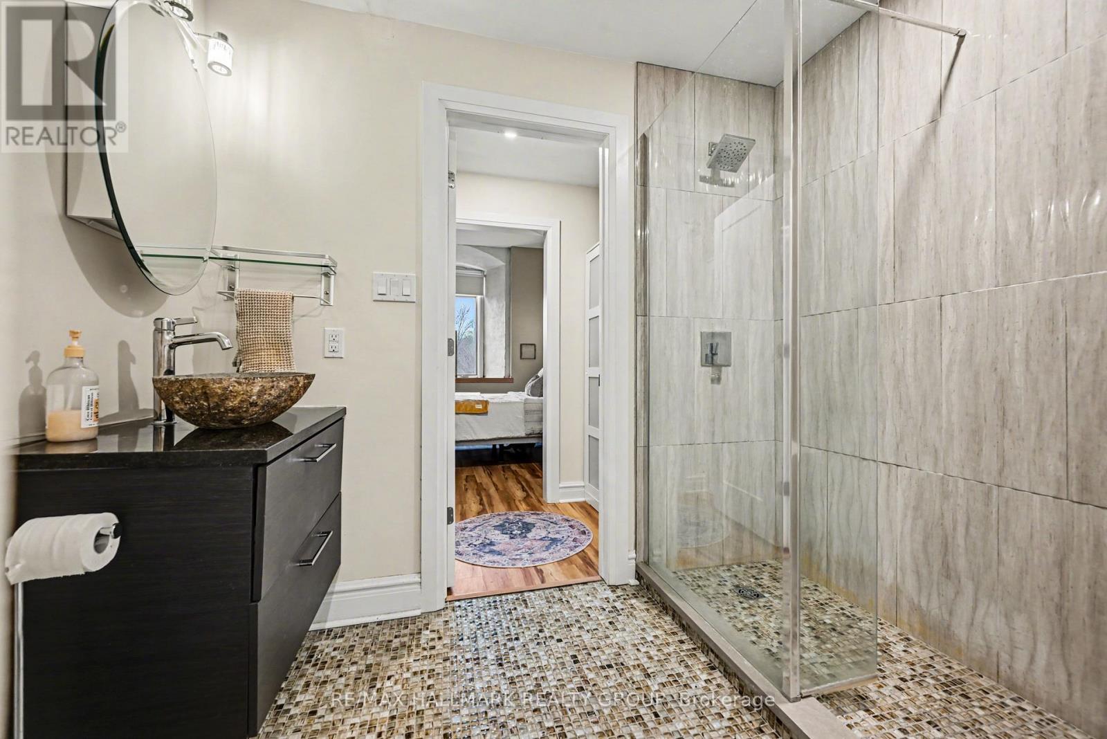 #206 1 ROSAMOND STREET E - 13