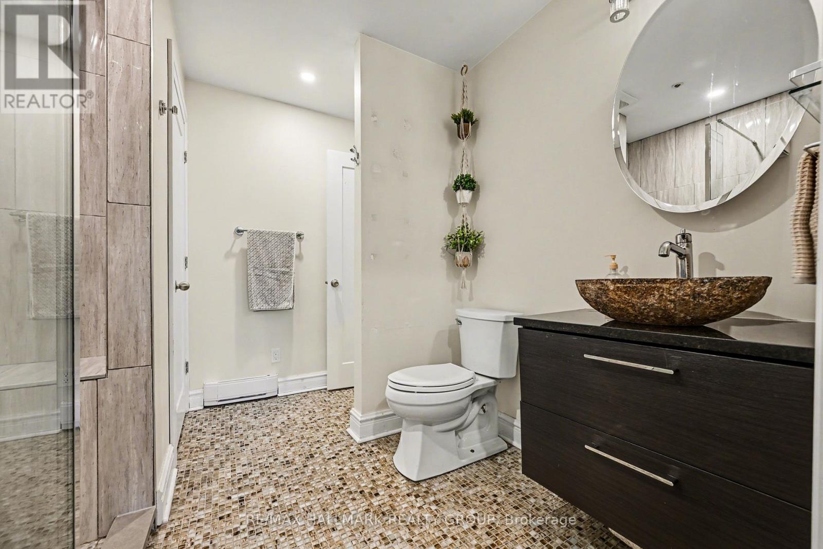 #206 1 ROSAMOND STREET E - 14
